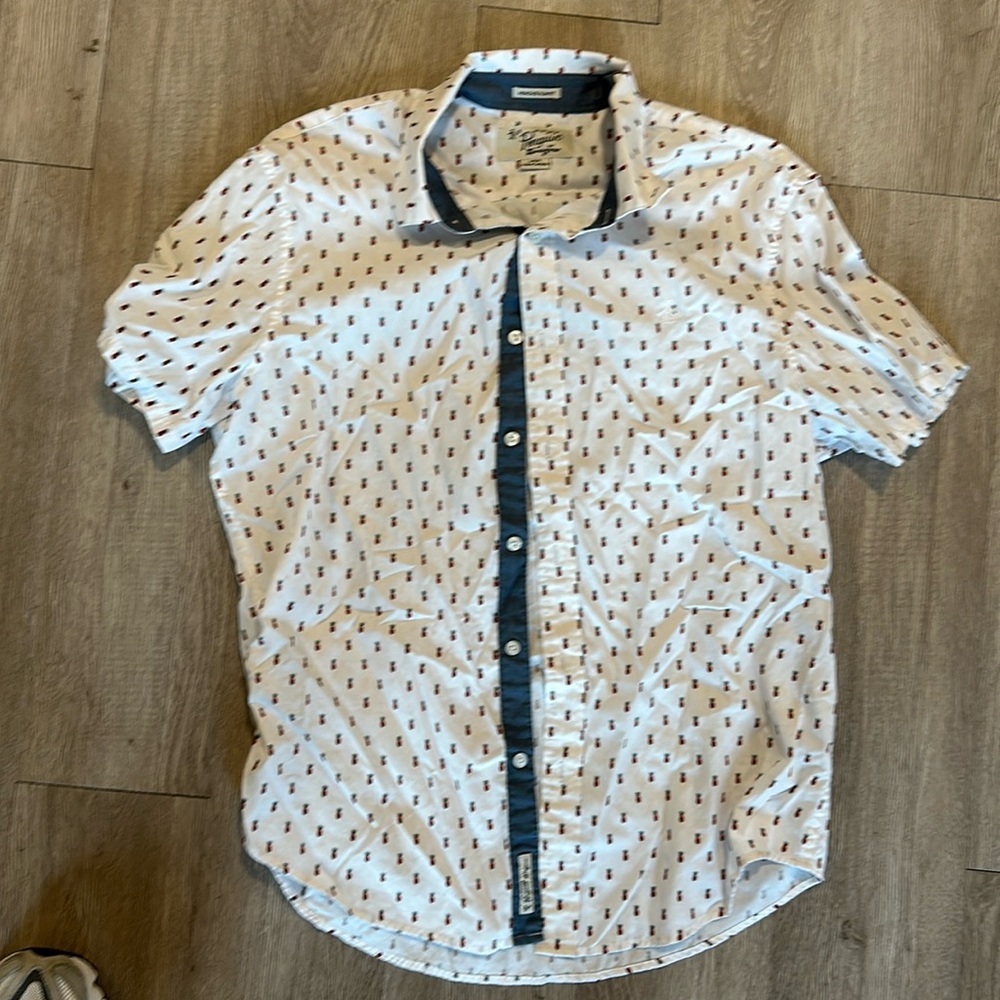 Men’s short sleeve button up shirt. Pineapple print. Size large